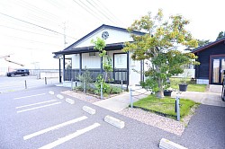 駐車場は幹線道路に面していません、1台1台スペースを広くしてありますゆっくり止めてください