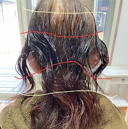 赤線の間にたっぷりと1液を塗布、赤線から黄色線までグラデーションに1液を塗布