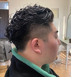 スタイリングはジェル仕上げ