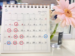 2025年5月のお休み、青い丸は14時より営業いたします。