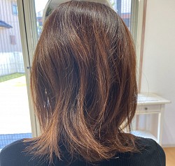 髪質改善酸性ストレート  Before  グレイカラーを2ヶ月ペースで染めている髪です、中間にある強いうねりを酸性の薬剤を使い、ゆっくりと浸透させることで、ダメージを最小限にしストレートにしていきます