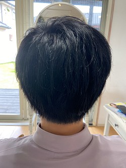 光に透かすとブルーに