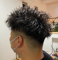 ツイスト＋一回転のピンパーマ。動きがあり毛束も作りやすい。