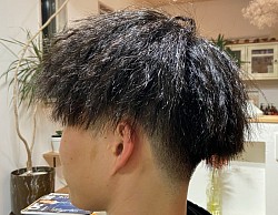 ツイストパーマ。直線的なねじりが特徴。