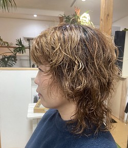 パーマ＋カラーで印象が明るくなり奥行きや動きが強調され華やかにお顔も明るく