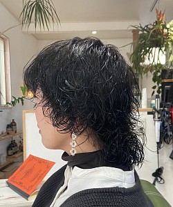 ブラックカラーで個性的でクールな印象に、個性的なメイクやアクセサリーお洋服も変えイメージチェンジ