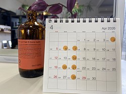 4月のお休みです、(オレンジ色をお休みさせていただきます)緊急の時はお休みでも承ります、早めにお電話ください。