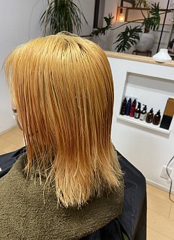 2回ブリーチ後、しっかりとブリーチ剤をキャンセルしてからカラーを入れていきます