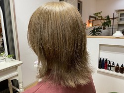 赤みや黄みの補正効果を高め、色持ち向上を実現します。また、すべての色相と相性の良い「モノトーンベージュ」が穏やかな彩度を表現します。